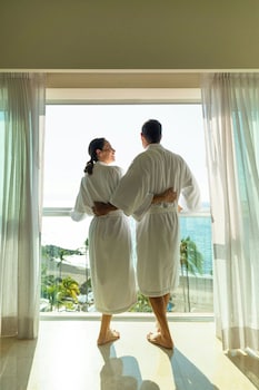 2 Außenpools, Sonnenschirme, Liegestühle