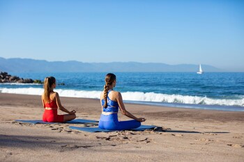 2 piscines extérieures, parasols de plage, chaises longues