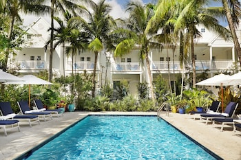 4 Außenpools, Sonnenschirme, Liegestühle