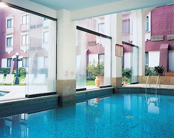 Habitación Deluxe, 1 cama King size | Ropa de cama de alta calidad y caja de seguridad en la habitación 