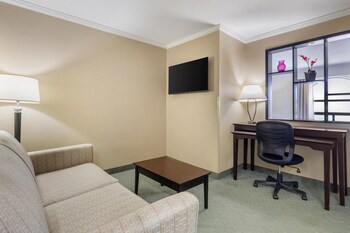 Suite, 1 Tempat Tidur King, Bebas Asap Rokok, jet tub | Bantalan ekstra lembut, meja kerja, dan ruang kerja ramah laptop