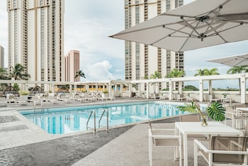 Piscine extérieure, chaises longues