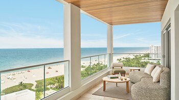 Kolam renang outdoor, dengan cabana (dengan biaya tambahan)