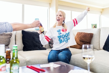 2 bares, 1 bar en la azotea y 1 salón en el vestíbulo