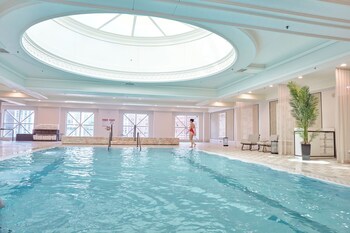 One King Bed Lake View Non-Smoking | Premium bedding, minibar, in-room safe, desk