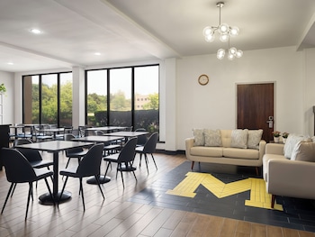 1 bedroom, premium bedding, desk, laptop workspace