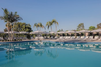 Piscine extérieure, chaises longues