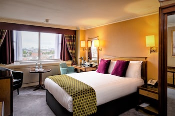 2 restaurants, breakfast, lunch, dinner served; British cuisine 