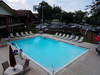 Außenpool, geöffnet von 09:00 Uhr bis 21:00 Uhr, Sonnenschirme