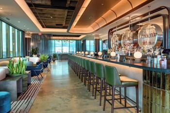 Alberca techada y alberca al aire libre por temporada