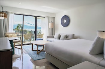 Una piscina techada, una piscina al aire libre, sombrillas