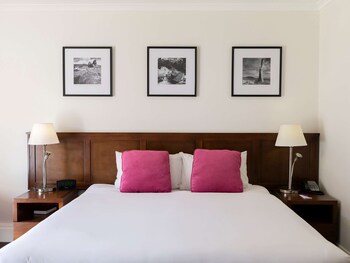 Chambre, 1 très grand lit (Pet) | Minibar, coffre-fort, bureau, système d’insonorisation