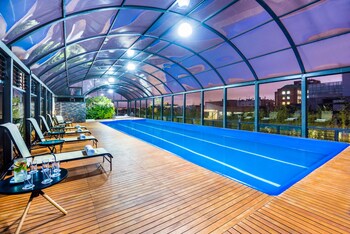 Voorkant accommodatie - avond/nacht