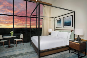 Se sirven desayunos, comidas y cenas con mesas al aire libre