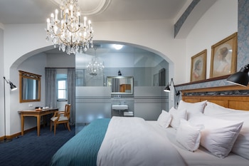 Roupas de cama premium, frigobar, cofres nos quartos