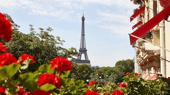 5 restaurants, breakfast, lunch, dinner served; French cuisine