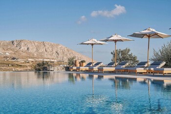 2 piscines extérieures, parasols, chaises longues