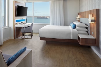 Dîner et souper servis sur place, cuisine locale et internationale