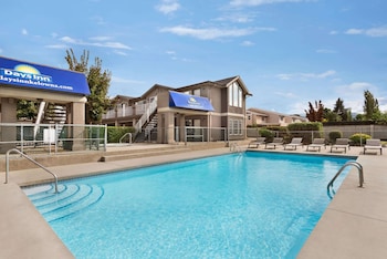 Laptop workspace, blackout drapes, iron/ironing board, free WiFi