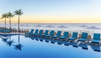 3 piscinas al aire libre, sombrillas