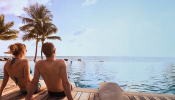 3 albercas al aire libre y sombrillas en la alberca