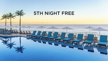 3 piscinas al aire libre, sombrillas