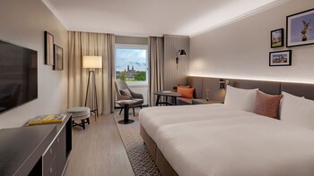 Presidential-Suite | Wohnbereich | 49-Zoll-Flachbildfernseher mit Digitalempfang, Fernseher