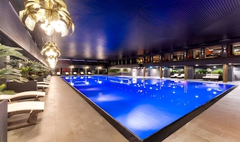 Indoor pool, seasonal outdoor pool, pool loungers