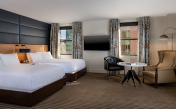 تلفزيون بشاشة مسطحة بحجم 50-بوصة يعرض قنوات فضائية، تلفزيون