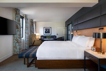 تلفزيون بشاشة مسطحة بحجم 50-بوصة يعرض قنوات فضائية، تلفزيون