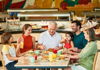 Alberca al aire libre y camastros 