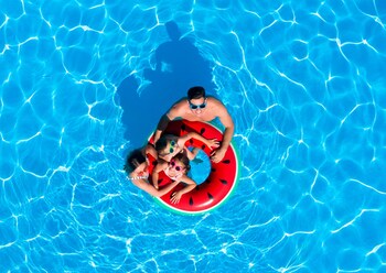 Alberca al aire libre y camastros 