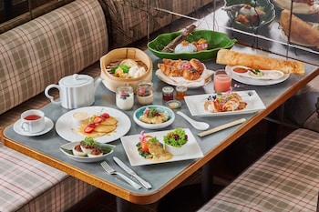 Sarapan prasmanan setiap hari (SGD 77.94 per orang)