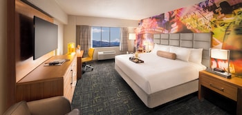 LUXURY PREMIUM ROOM 1 KING NON-SMOKING | Espacio para trabajar con laptop y tabla de planchar con plancha