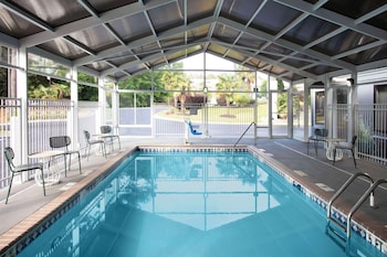 Piscine extérieure en saison