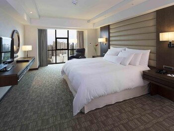 Alberca techada, alberca al aire libre y camastros