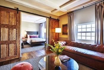 屋外プール、プール パラソル、サンラウンジャー