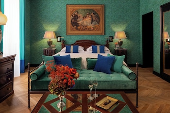 Suite balcony | 1 makuuhuone, ylelliset vuodevaatteet, minibaari, tallelokero huoneessa