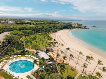 5 restaurants, servant le déjeuner et le dîner; cuisine américaine