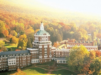 Alberca techada, alberca al aire libre y camas balinesas (con cargo)