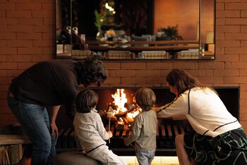 Alberca al aire libre, sombrillas en la alberca y camastros 