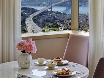 2 restaurantes, se sirven desayunos, comidas y cocina internacional