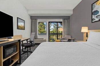 Habitación Deluxe, 1 cama King size, vista a la montaña | Camas con pillow-top, escritorio y espacio para trabajar con laptop