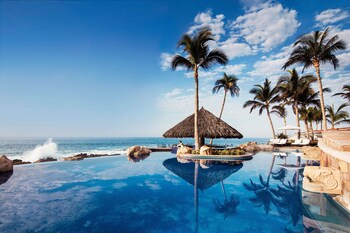 Cocktail bar, ocean views