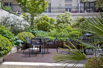 Daily buffet breakfast (EUR 15 per person)