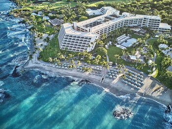 Beach nearby, white sand, beach cabanas, sun loungers