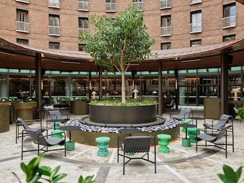 2 bars/lounges