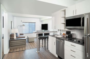 Con vista a la alberca, abre todos los días 