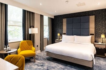 Hypo-allergenic bedding, in-room safe, laptop workspace, blackout drapes