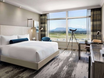 Quarto com design assinado, 1 cama King (Runway View) | Roupas de cama premium, edredons de pluma, camas com colchões pillow-top